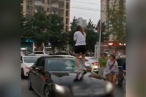 淮北一女子爬上奔驰车砸烂车窗 疑为感情纠纷