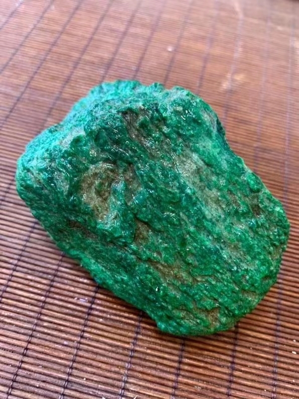 翡翠原石340克满色铁龙生料子,色阳色辣