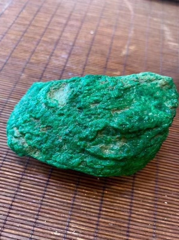 翡翠原石340克满色铁龙生料子,色阳色辣