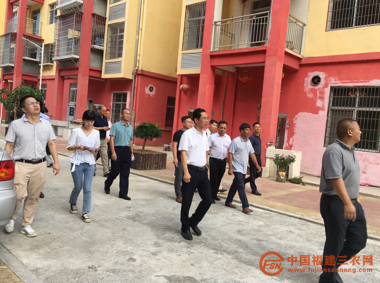 仙游县委书记郑亚木到菜溪乡石峰村调研指导脱贫攻坚工作