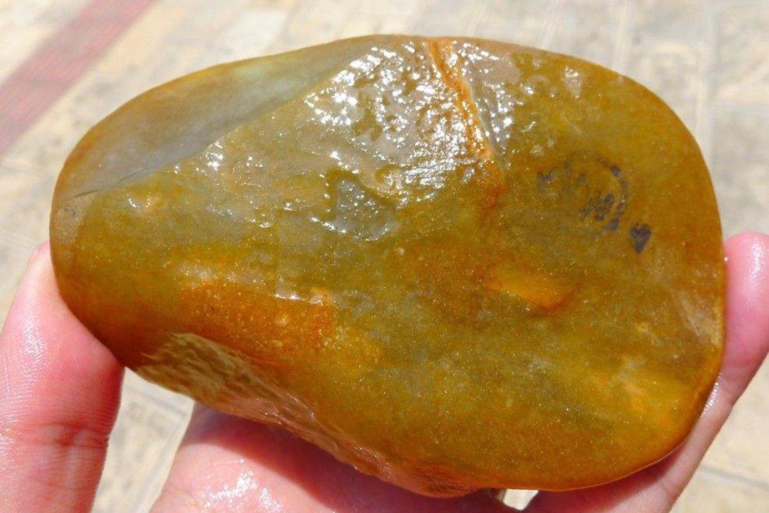 几千拿下的黄皮翡翠这样雕刻后过万随便出_凤凰网视频_凤凰网