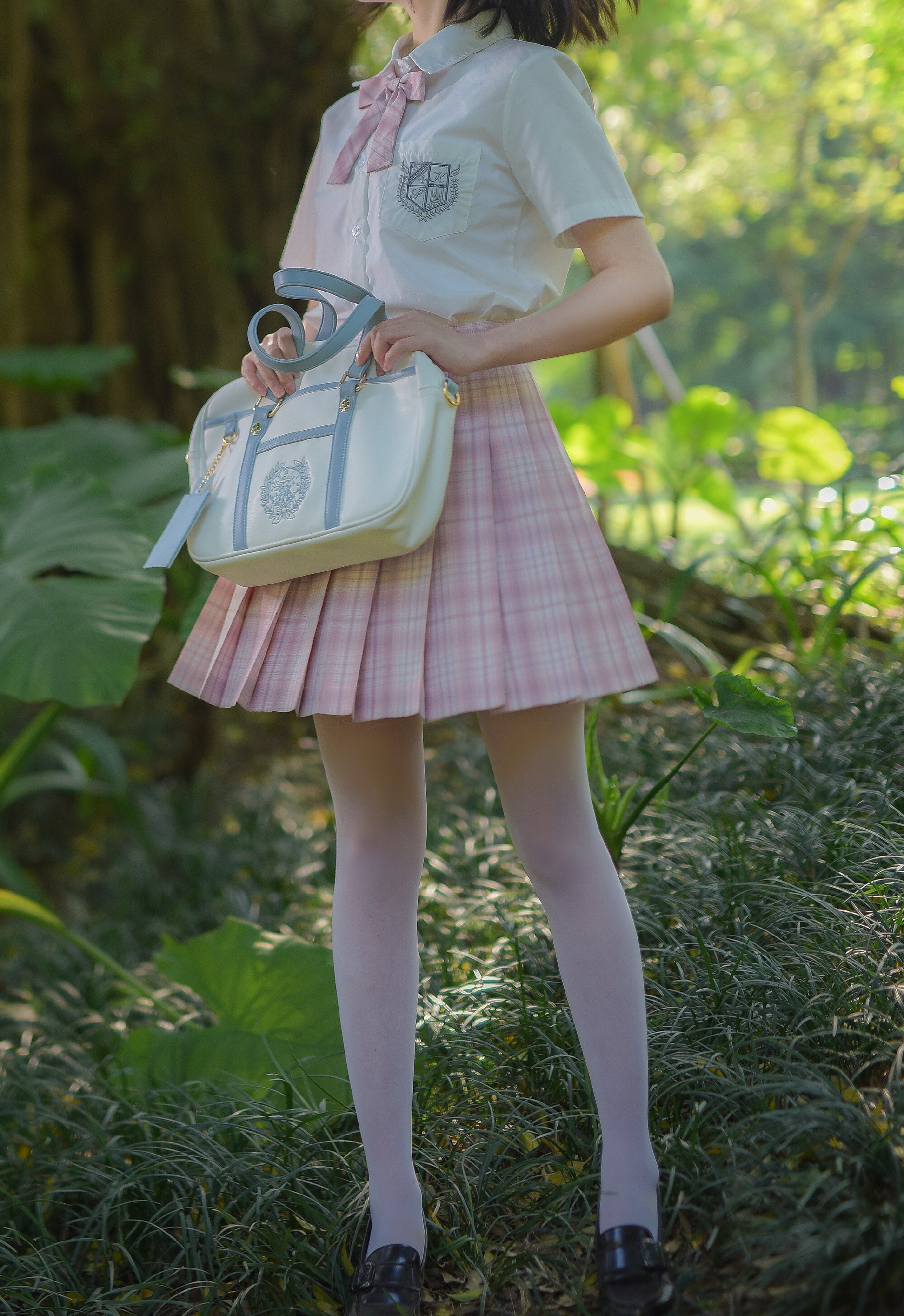 jk少女树荫下粉格裙女孩