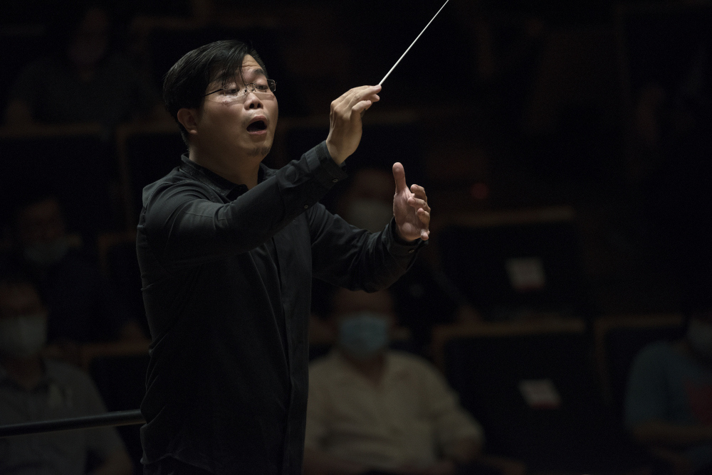 指挥,钢琴独奏由卞思聪一人担任.