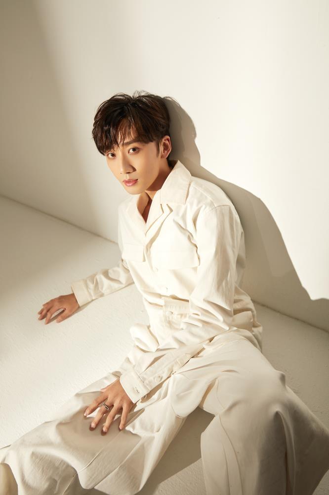 李泊文首支单曲《曾经》上线 温暖声线诉说青春珍藏回忆