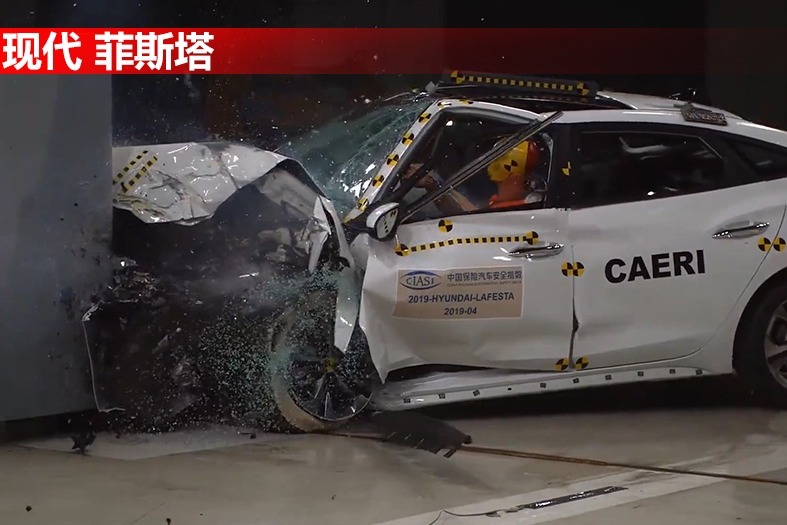 现代神车菲斯塔参加碰撞测试a柱严重变形这就是中国特供车