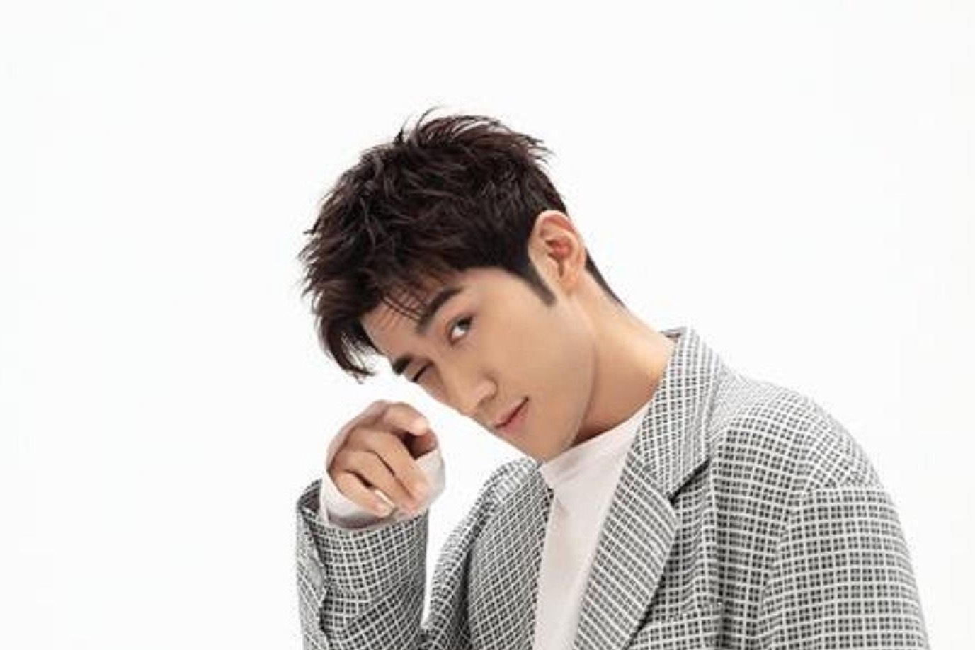 好事将近？李治廷陪女友现身妇产科医院，女友小腹微隆疑似怀孕