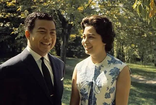 84岁柬埔寨女王不服老穿搭偏爱蕾丝衣四国混血被誉亚洲美后