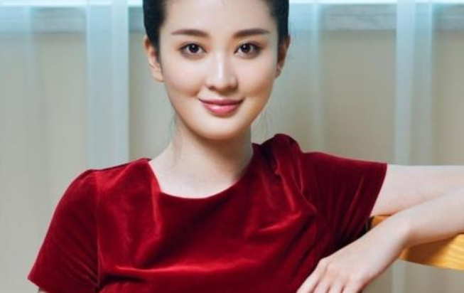 她好像比之前胖了一些,脸似乎有些肿,明明以前的她小头小脸非常可爱
