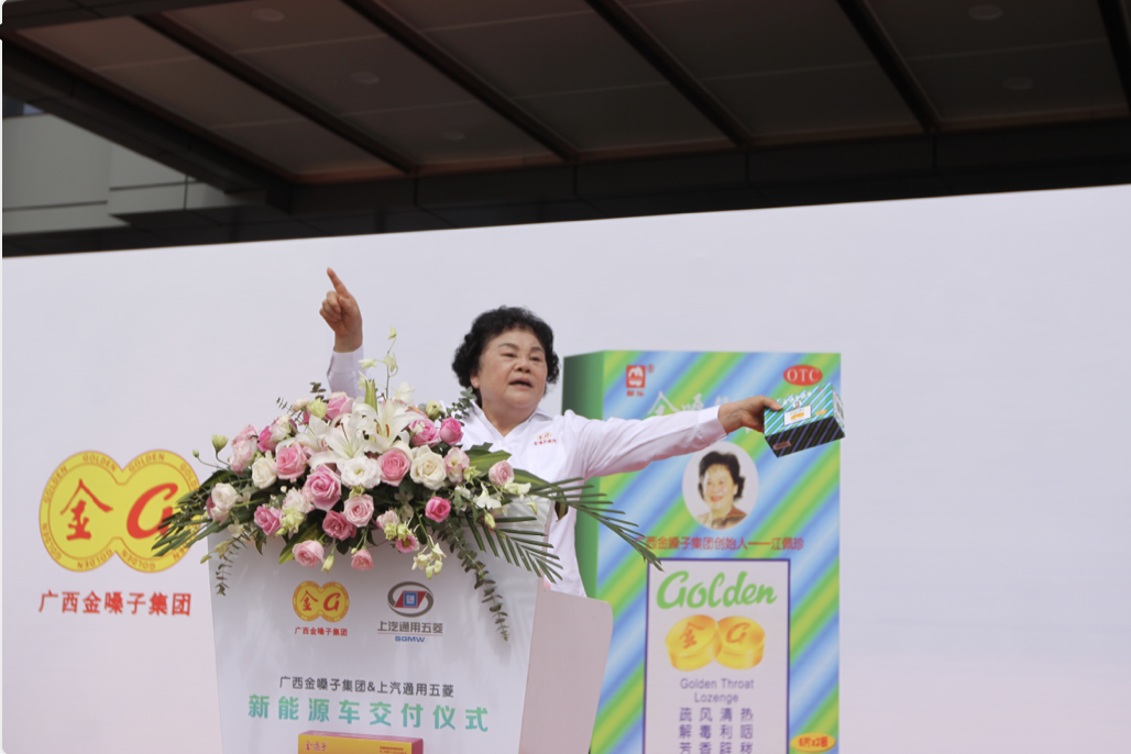 市长吴炜,市委常委,常务副市长侯刚等领导为企业车主代表颁发钥匙和