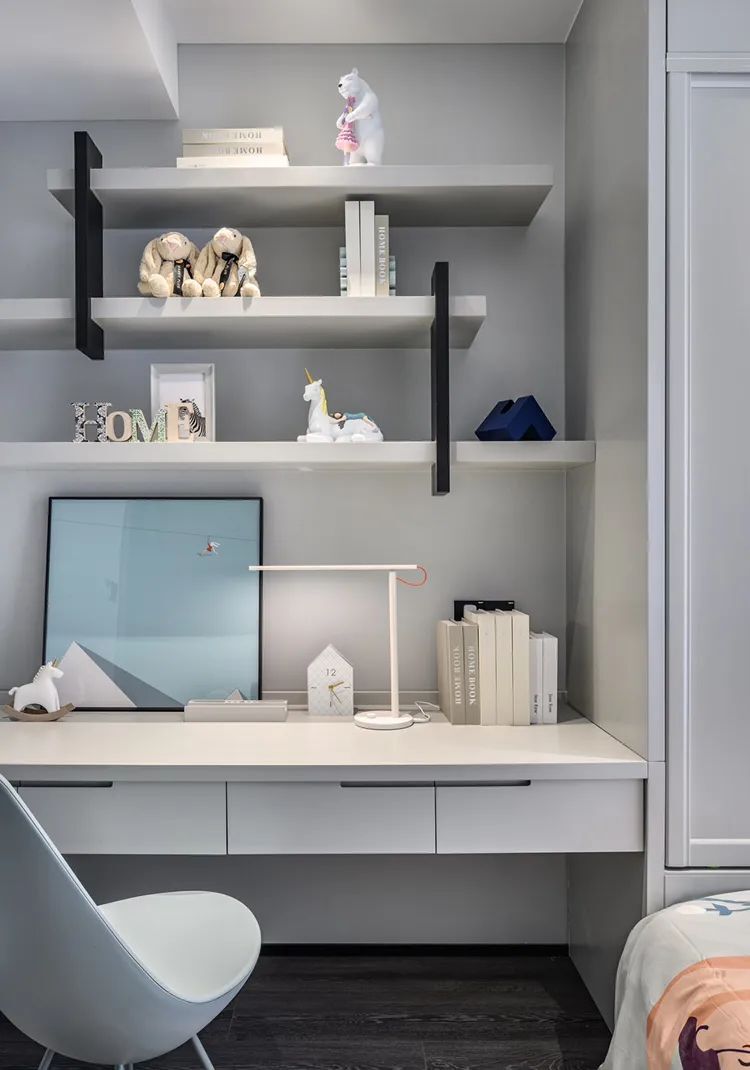 床尾以书桌 衣柜组合的设计,整个空间的利用比较紧凑.