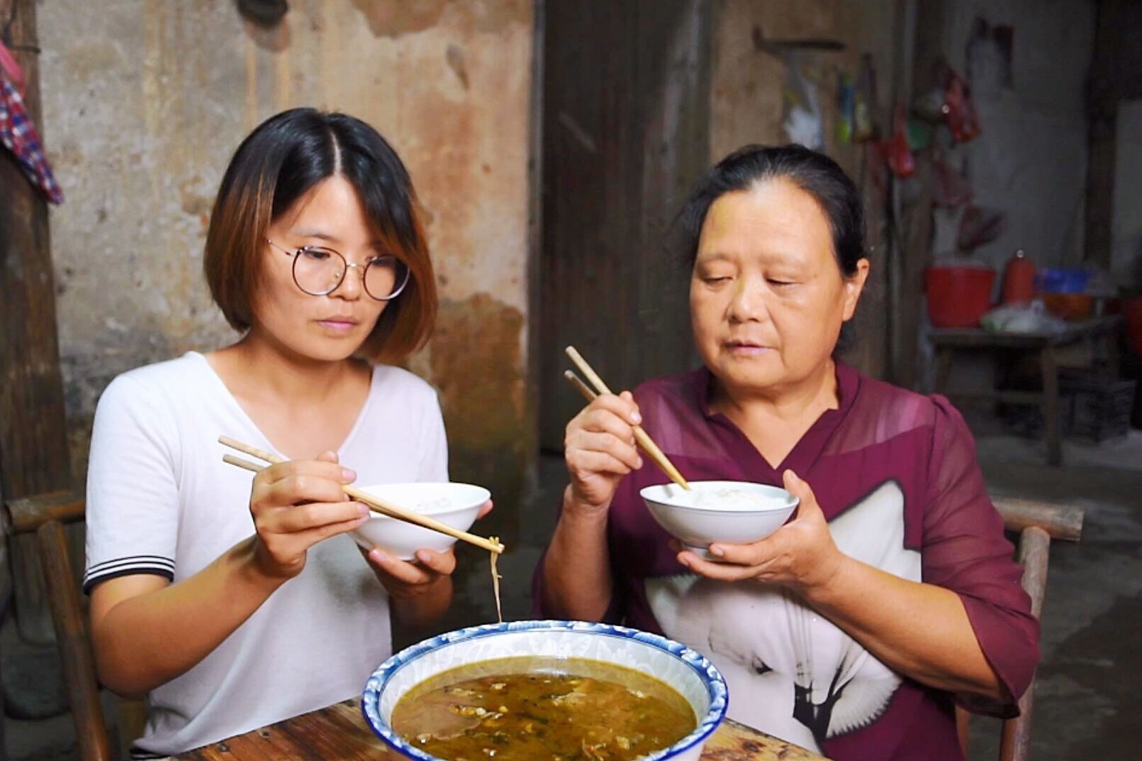 兒媳和農村婆婆一起吃飯不講究做一個菜就夠吃了看晚飯吃的啥