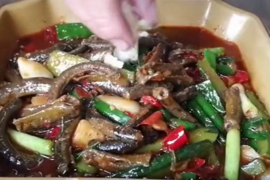 大厨教“红烧鳝鱼”家常做法，川味家常做法，肉嫩爽滑，麻辣鲜香