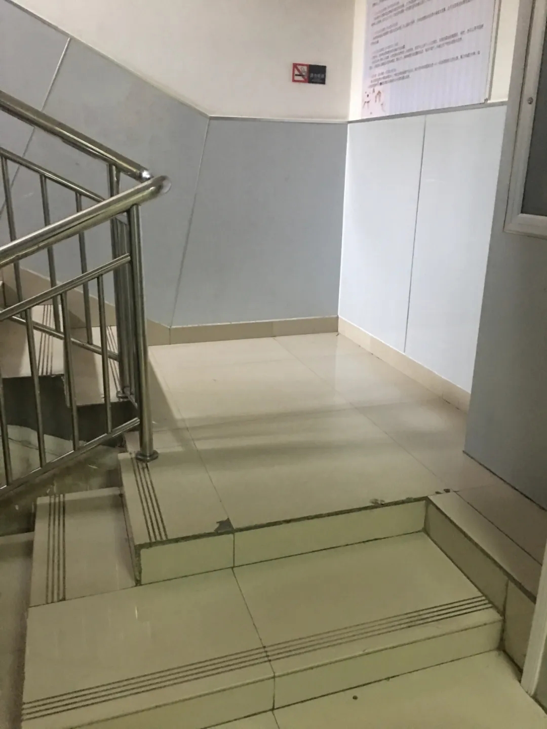 平面布局不合理,还给气味管理带来挑战: 卫生间和电梯厅相对而设,空间