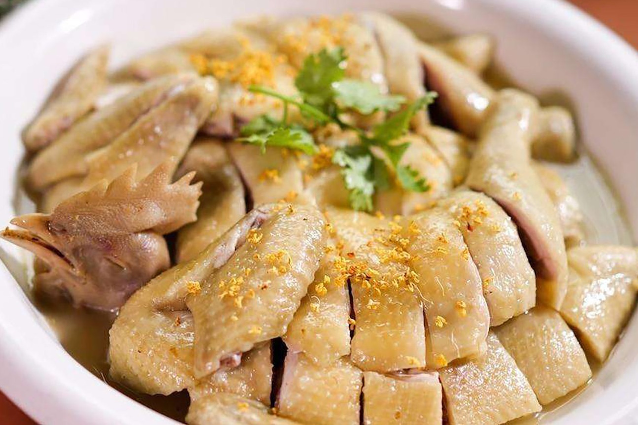 客家传统隔水蒸鸡,鸡肉嫩滑口感好,比白切鸡还好吃