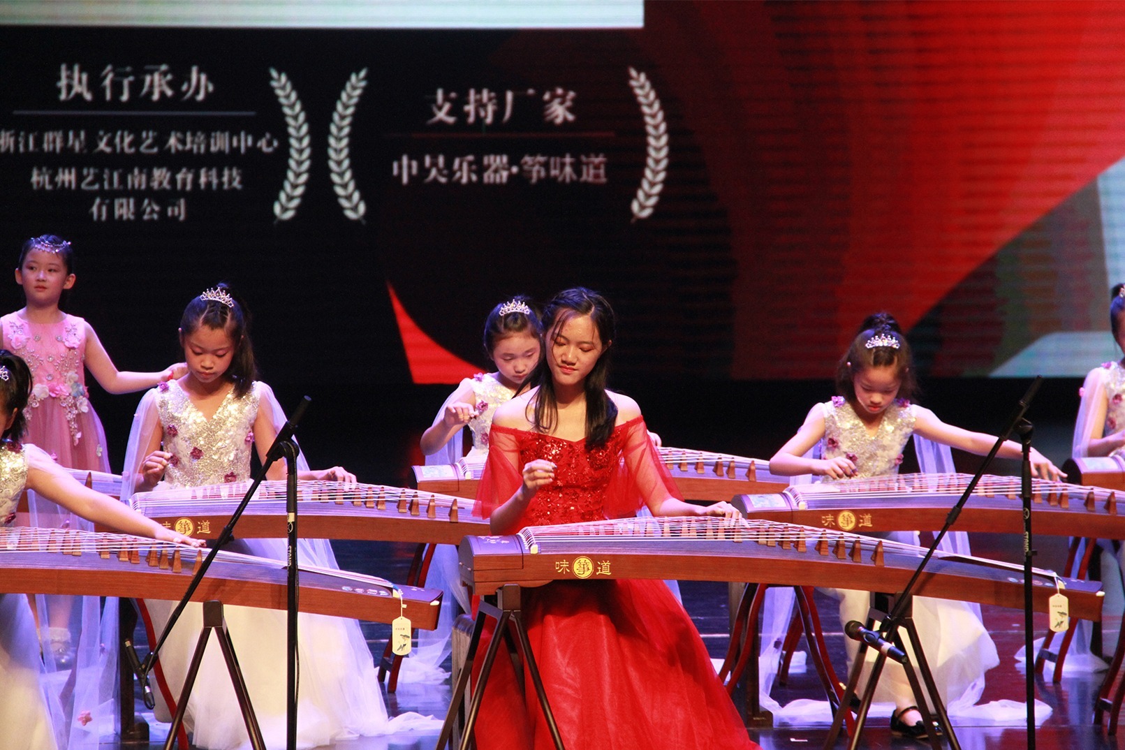 古筝合奏《欢庆狂想曲》,孩子们的表现棒棒哒