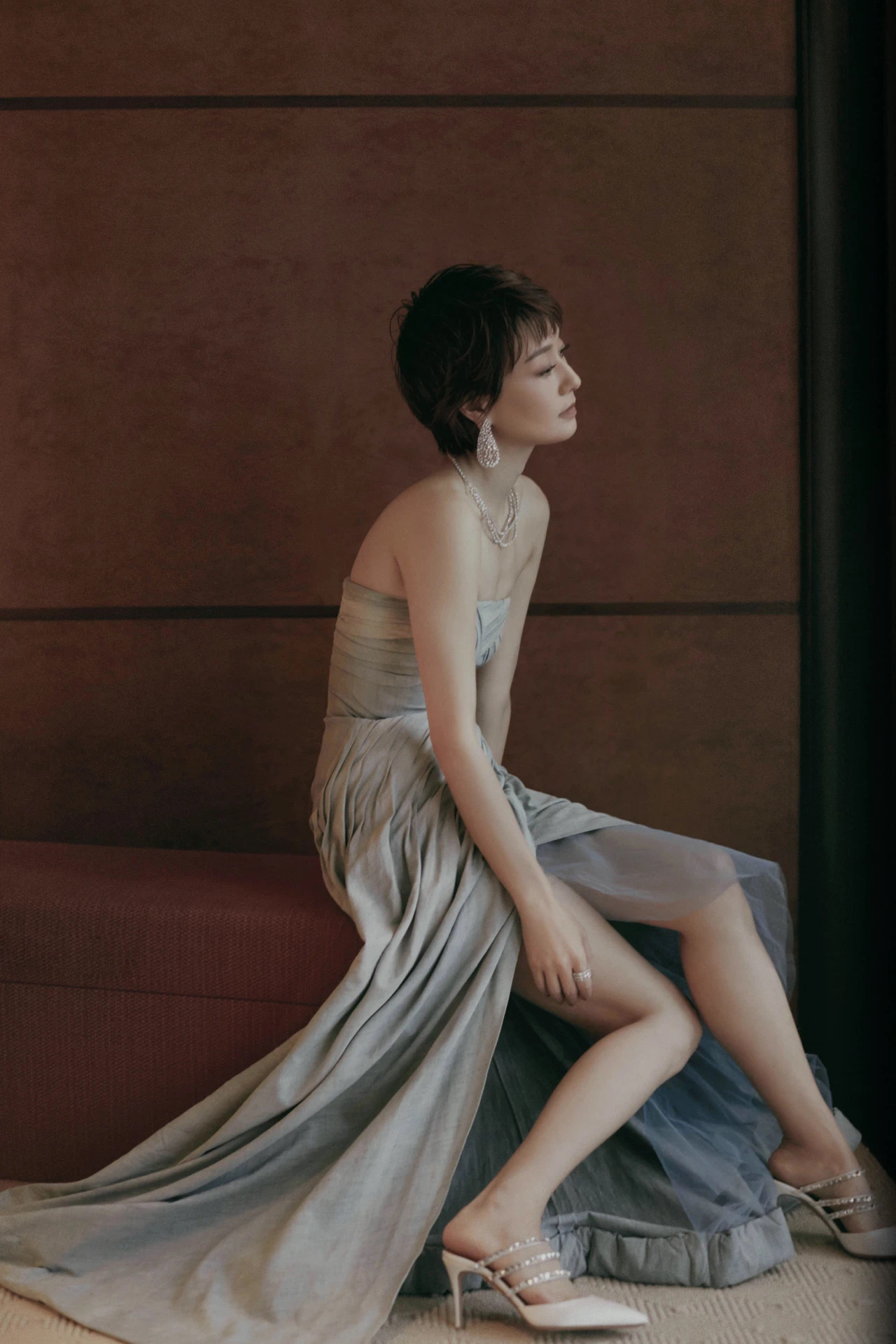 马伊琍亮相第26届白玉兰颁奖现场牛仔抹胸裙展优越直角肩