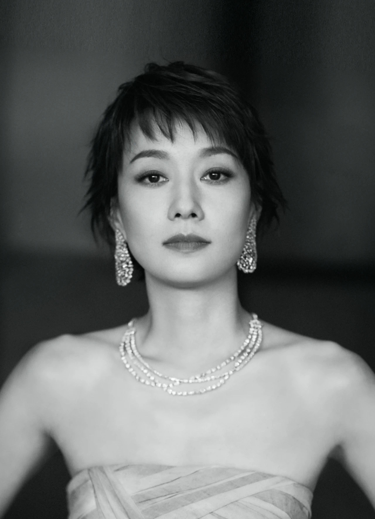 马伊琍亮相第26届白玉兰颁奖现场牛仔抹胸裙展优越直角肩