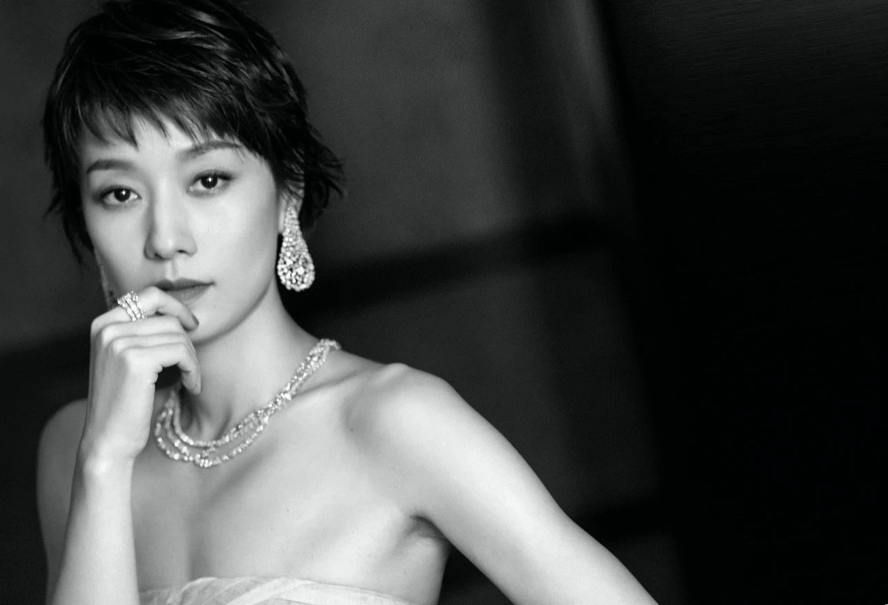 马伊琍亮相第26届白玉兰颁奖现场牛仔抹胸裙展优越直角肩