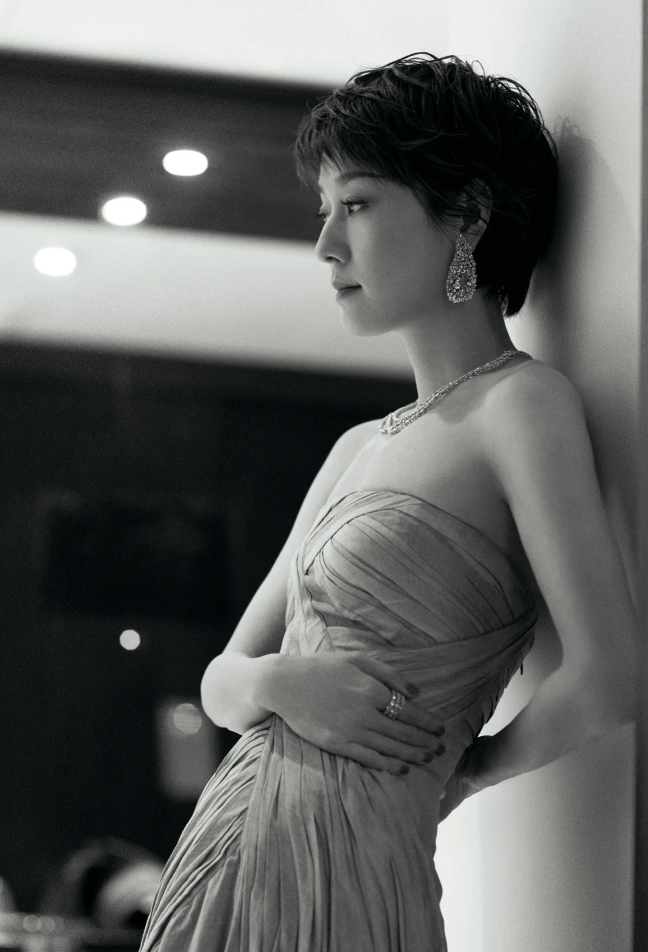 马伊琍亮相第26届白玉兰颁奖现场牛仔抹胸裙展优越直角肩