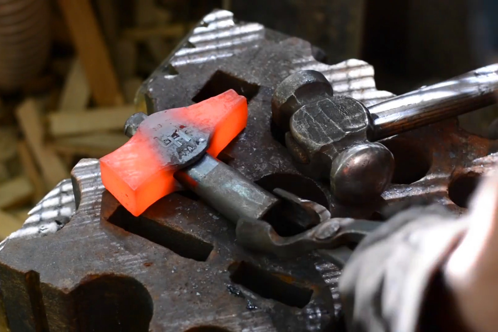 一块铁经过小伙的锻打,价值翻了几十倍,成品让我眼前一亮