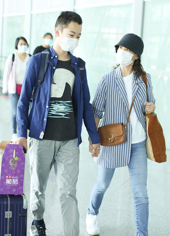 海清14岁儿子近照曝光眉清目秀阳光帅气