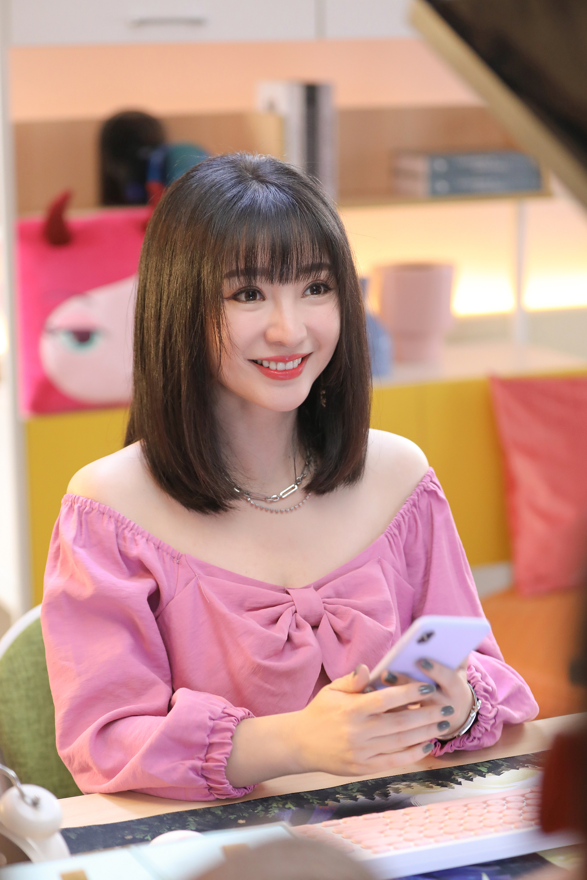 柳岩片场穿蝴蝶结一字肩清新俏皮 网友赞其"发量惊人"