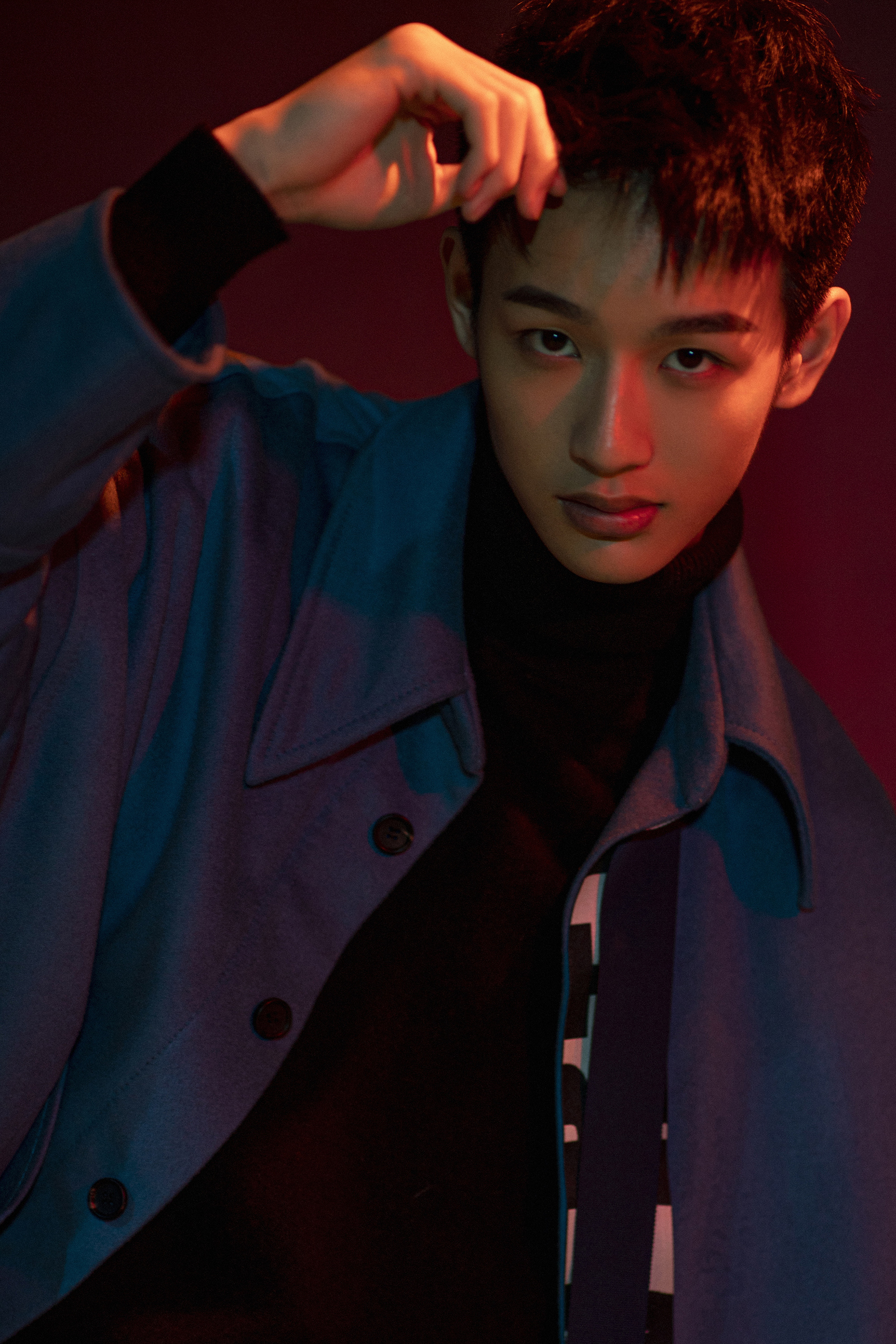 吴迪飞廓形套装演绎红黑迷幻 《我的同桌又上热搜了