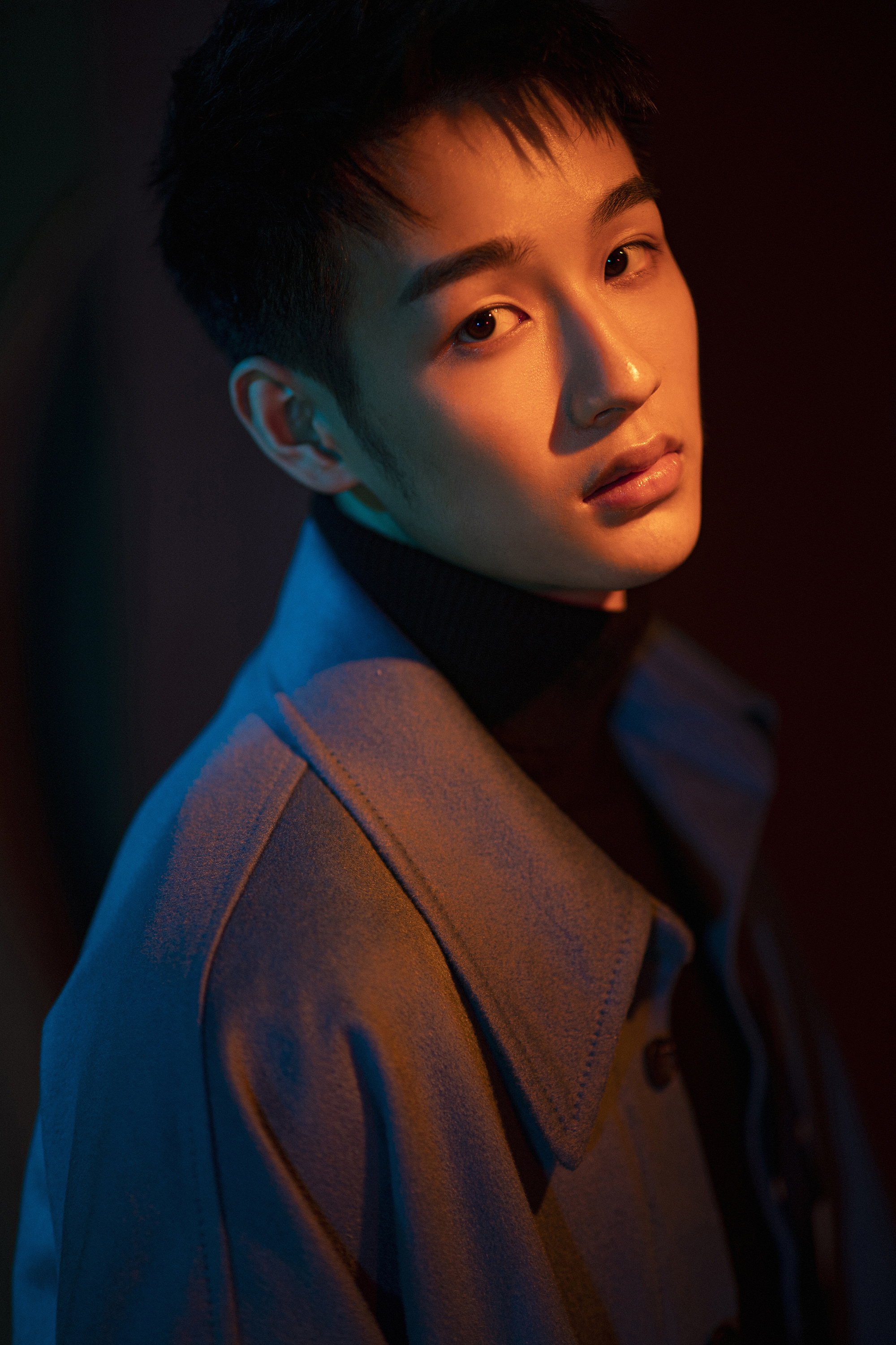 吴迪飞廓形套装演绎红黑迷幻 《我的同桌又上热搜了