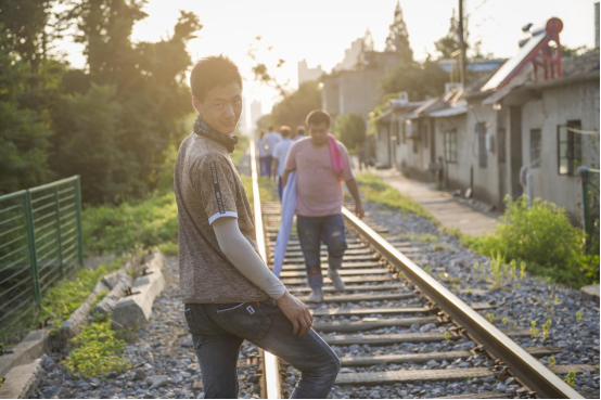 初恋是每个人爱情的启蒙,却往往善始不得善终,破碎的爱情在青春的回忆