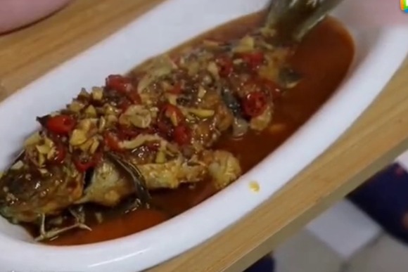 大厨教你“红烧鲫鱼”家常做法，红烧不破皮，下酒下饭好菜