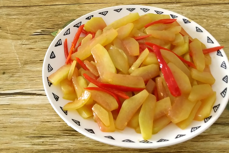 推荐一道夏日解暑小炒，清炒西瓜皮，做法简单，好吃不贵