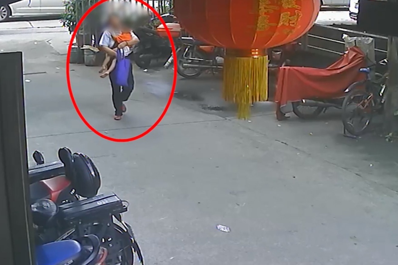 广州一2岁小男孩独自跑出家门,被一妇女带引后变装拐走
