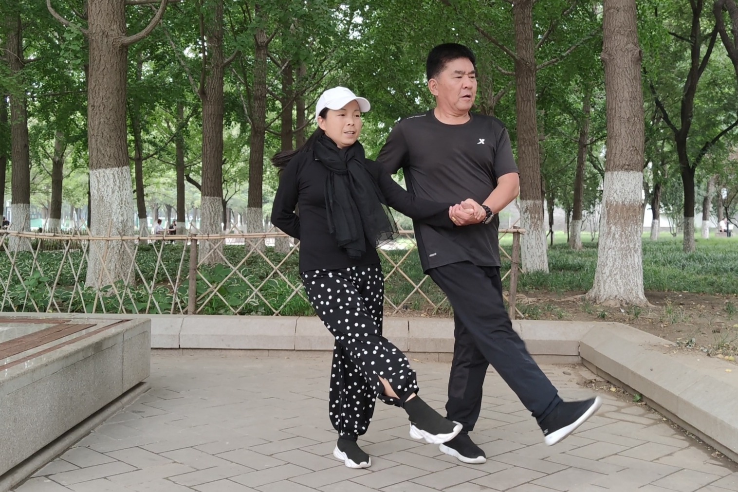 广场舞又见山里红双人对跳歌声优美动听舞步欢快