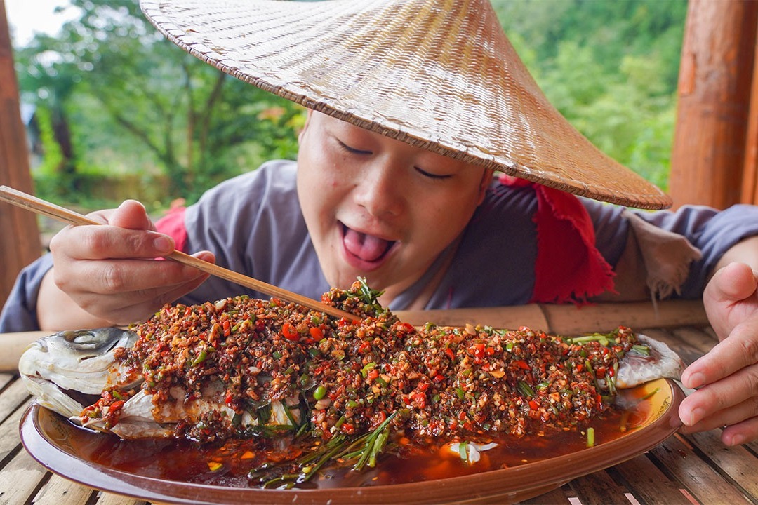 凉拌草鱼这样吃才叫爽，淋上秘制蘸料直接开吃，比吃水煮鱼还过瘾