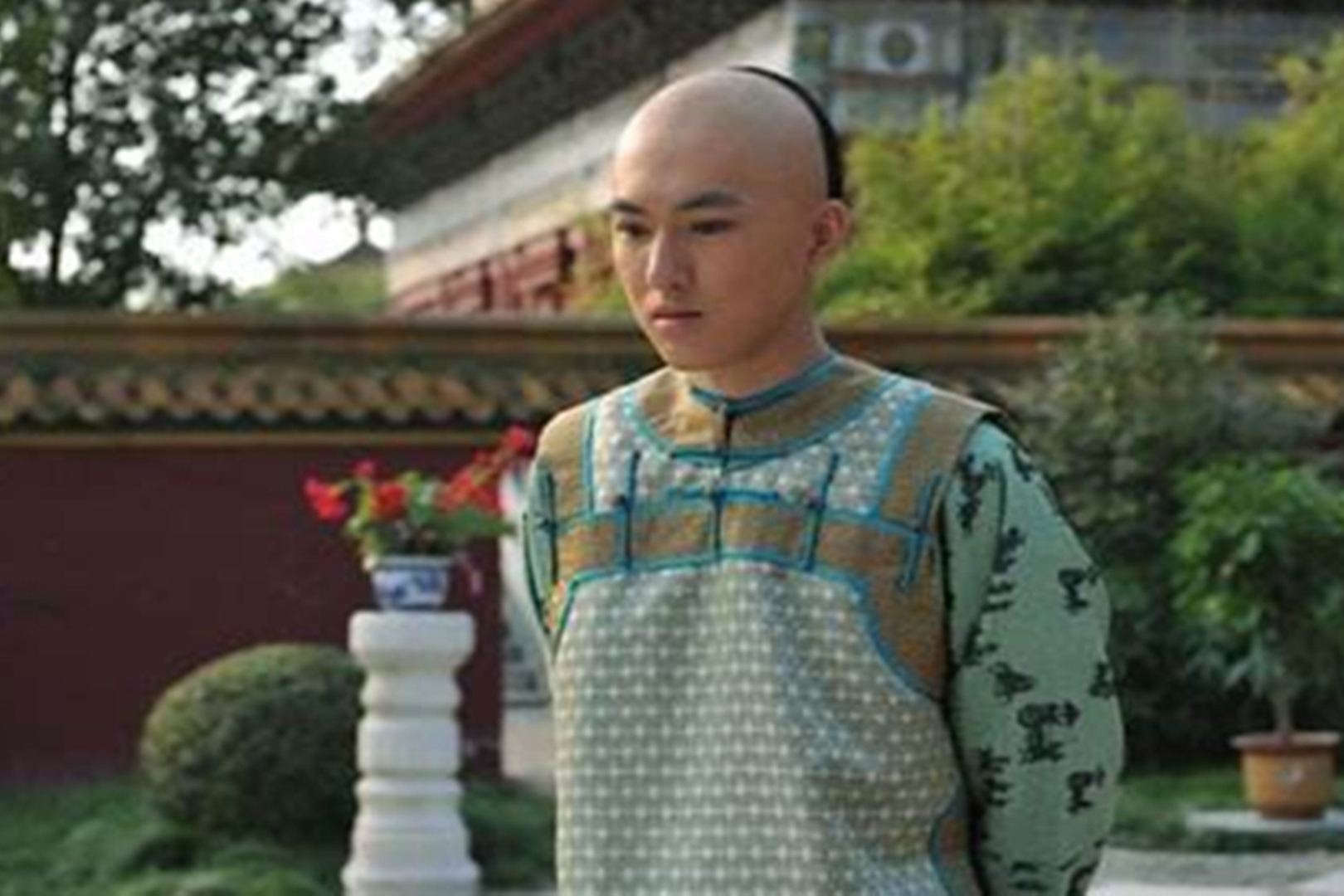 乾隆皇帝上位后，是如何对待自己兄弟的？唯一的对手被老爸整死了