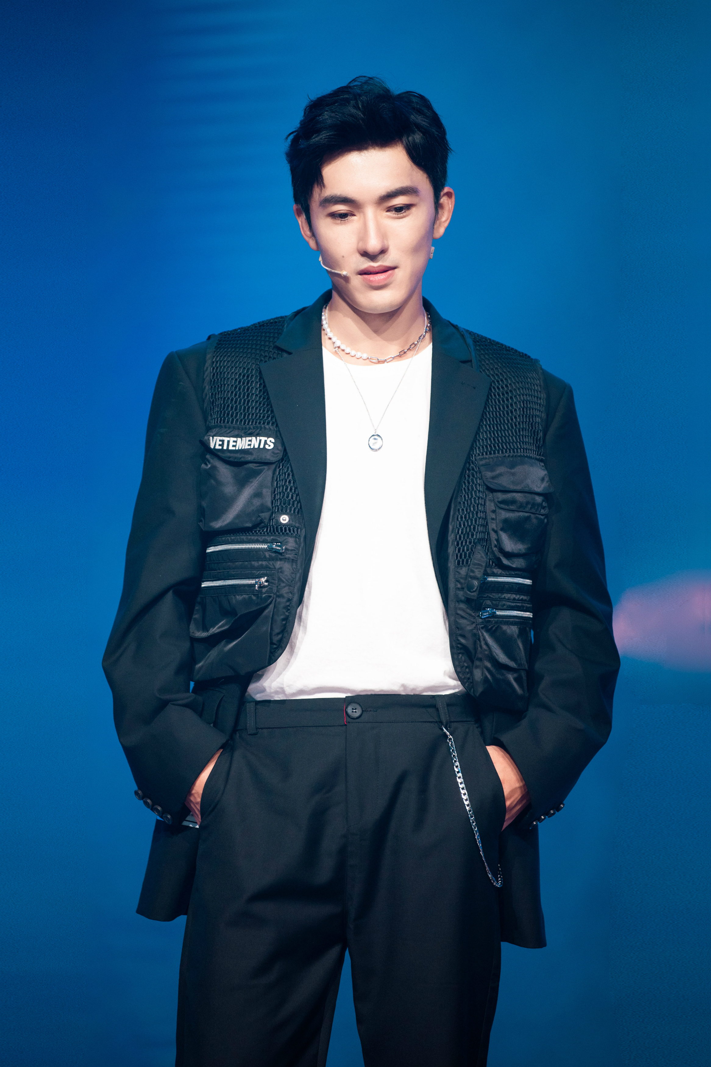 邬立朋出席重启主创见面会 直言朱一龙太难恨