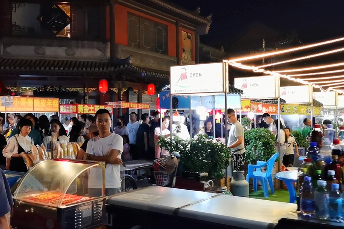 山西大同之旅：5、“华严街夜市”，夜幕下人流攒动，游客打卡地