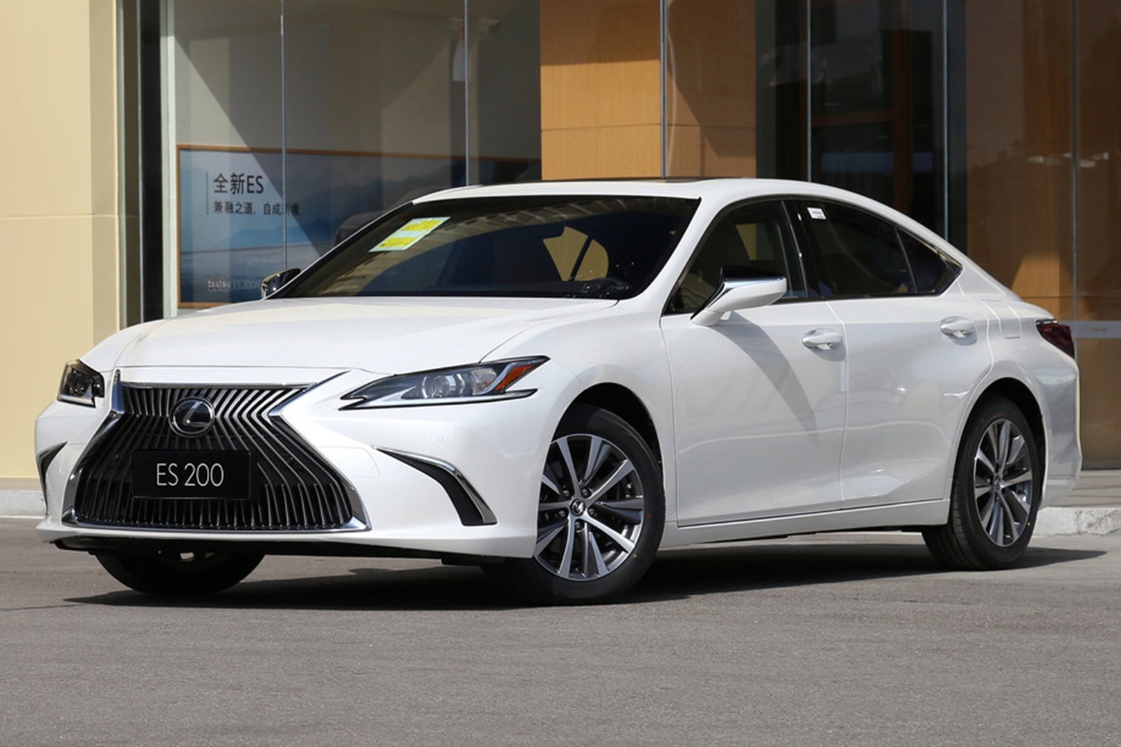 雷克萨斯es200真香?车主吐槽:除了动力弱,这几点也无法忍受