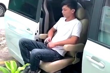大通g10改装福祉升降旋转座椅安装现场视频展示
