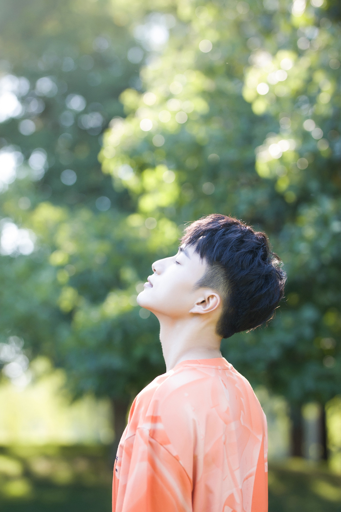 张博涵最新夏日写真曝光 随性自然尽显阳光活力__凤凰网