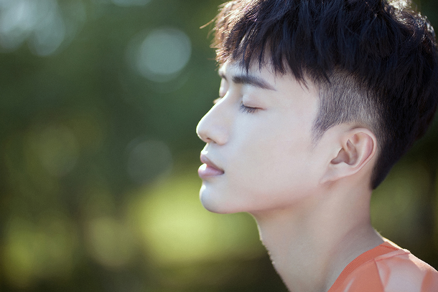 近日,演员张博涵曝光了一组夏日写真.