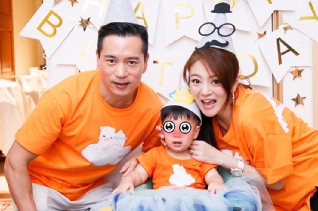 安以轩八个月孕肚曝光，与老公牵手做产检，晒铅笔腿堪称最美孕妇
