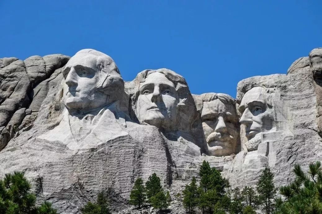 特朗普又开始飘了欲把自己雕像加到总统山上被怼没文化很可怕
