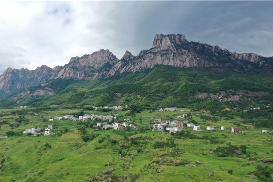 航拍江西上饶灵山梯田绿色粮仓