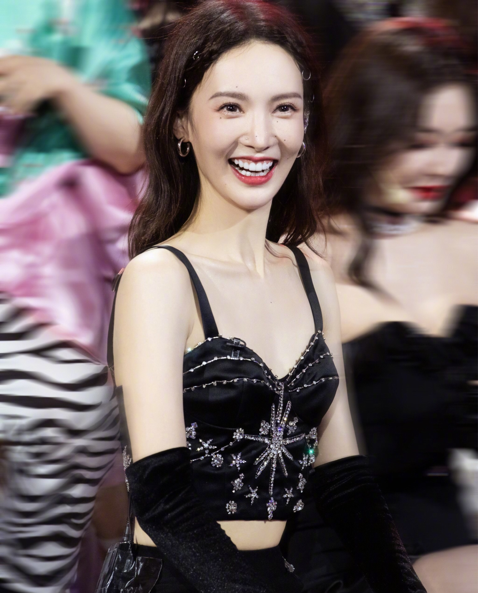 近日,金晨和张雨绮同框,引发网友热议,两位美女同框,一个是骨感美,一