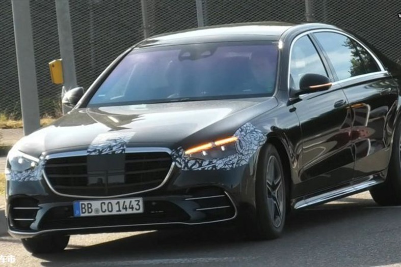 奔驰全新S级轿车曝光！两周后发布，保留V12发动机，车身轴距加长