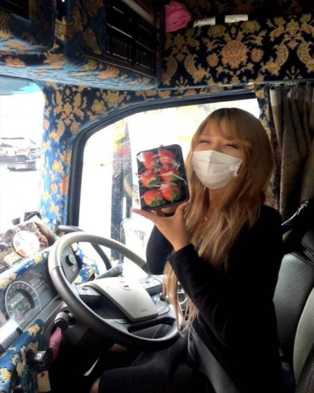 日本最美卡车司机替父从军7年跑140万公里原因让人深思