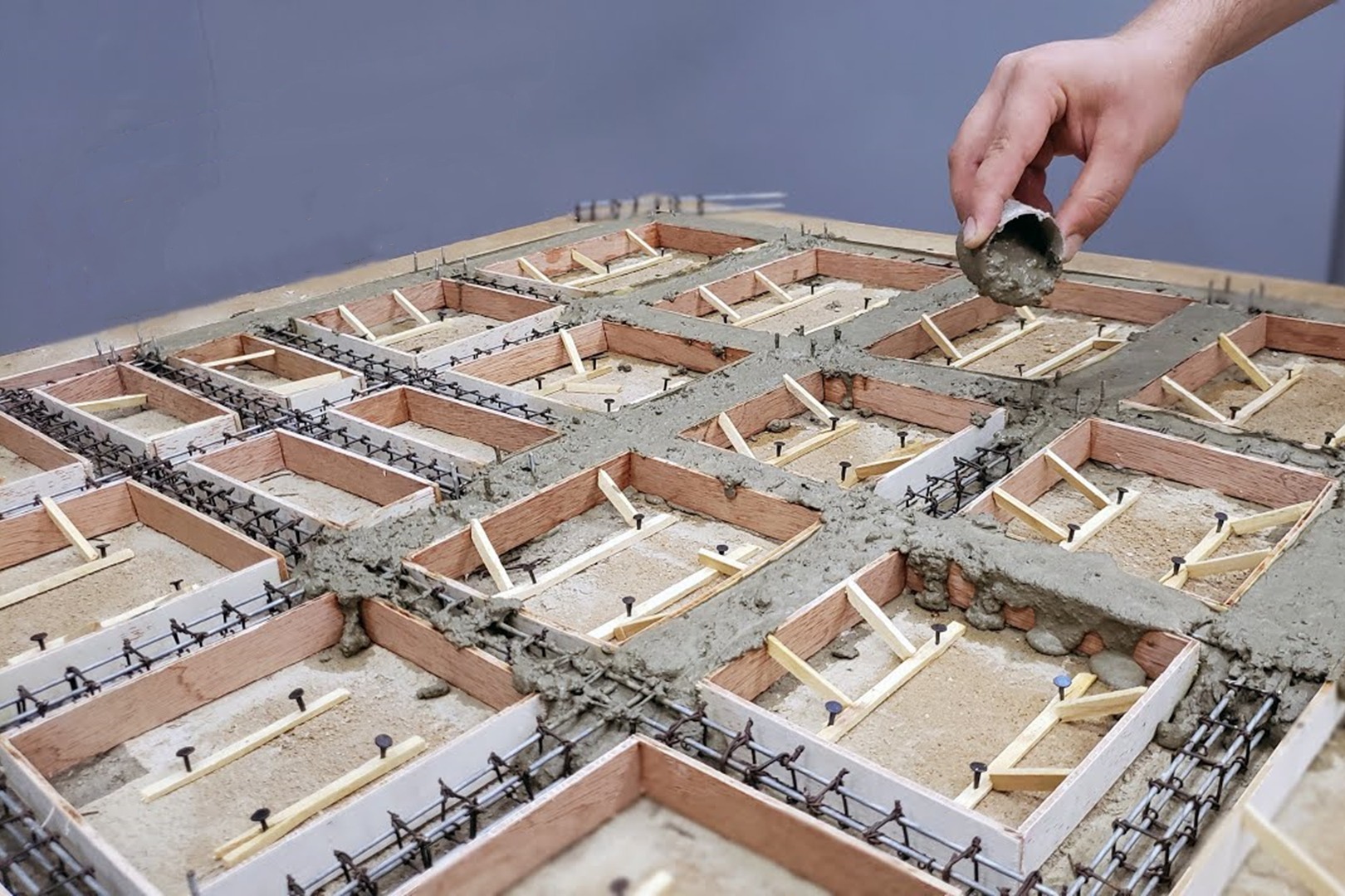 男子手工打地基建房扎钢筋混凝土浇筑有模有样真是佩服