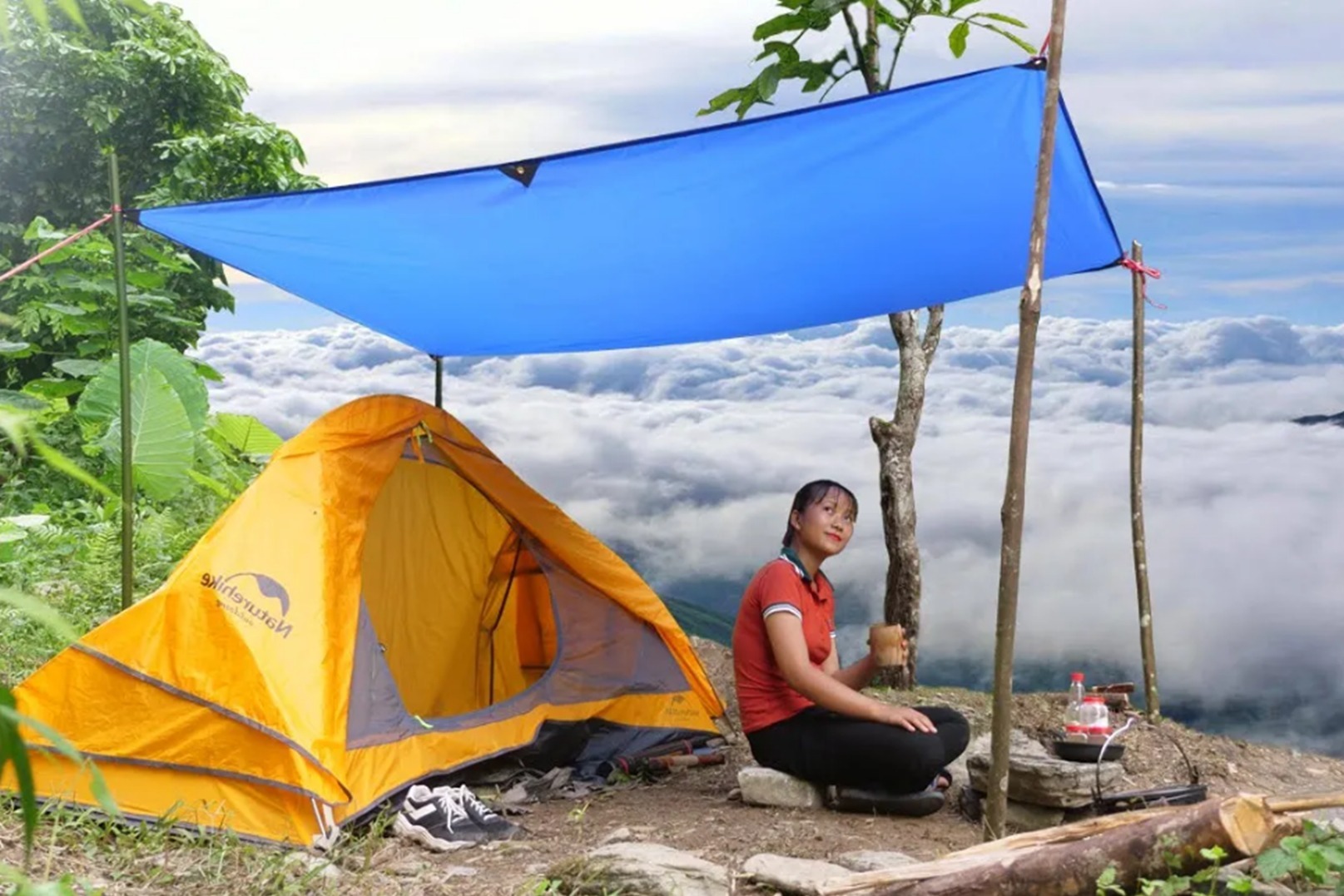 妹子独自一人丛林露营搭起帐篷烹饪野味螺蛳看得我口水直流