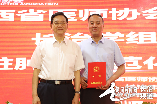 图为:李俊峰为当选的主任委员赵永建颁发证书